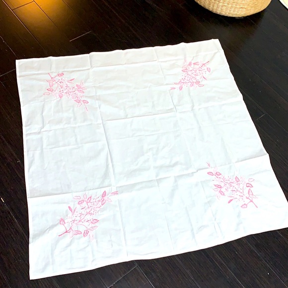 ☀️Weekend SALE☀️ 🌸April Cornell Embroidered Tablecloth - Picture 3 of 7